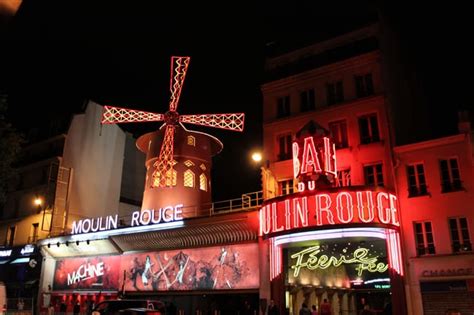 moulin rouge location in paris